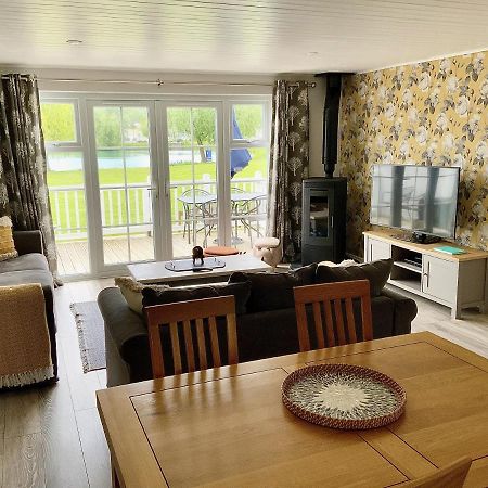 'That One' Our Cotswold Lakeside Lodge Cirencester Zewnętrze zdjęcie