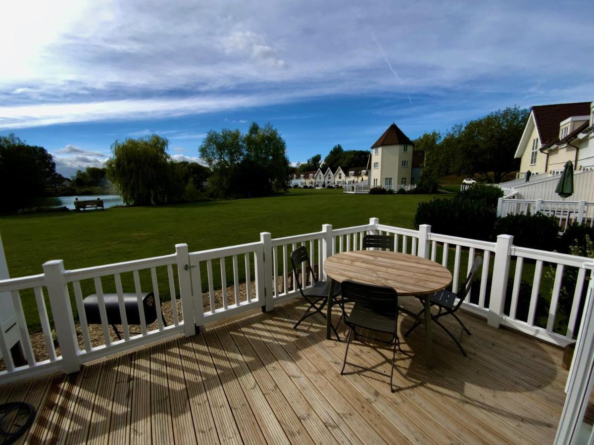 'That One' Our Cotswold Lakeside Lodge Cirencester Zewnętrze zdjęcie