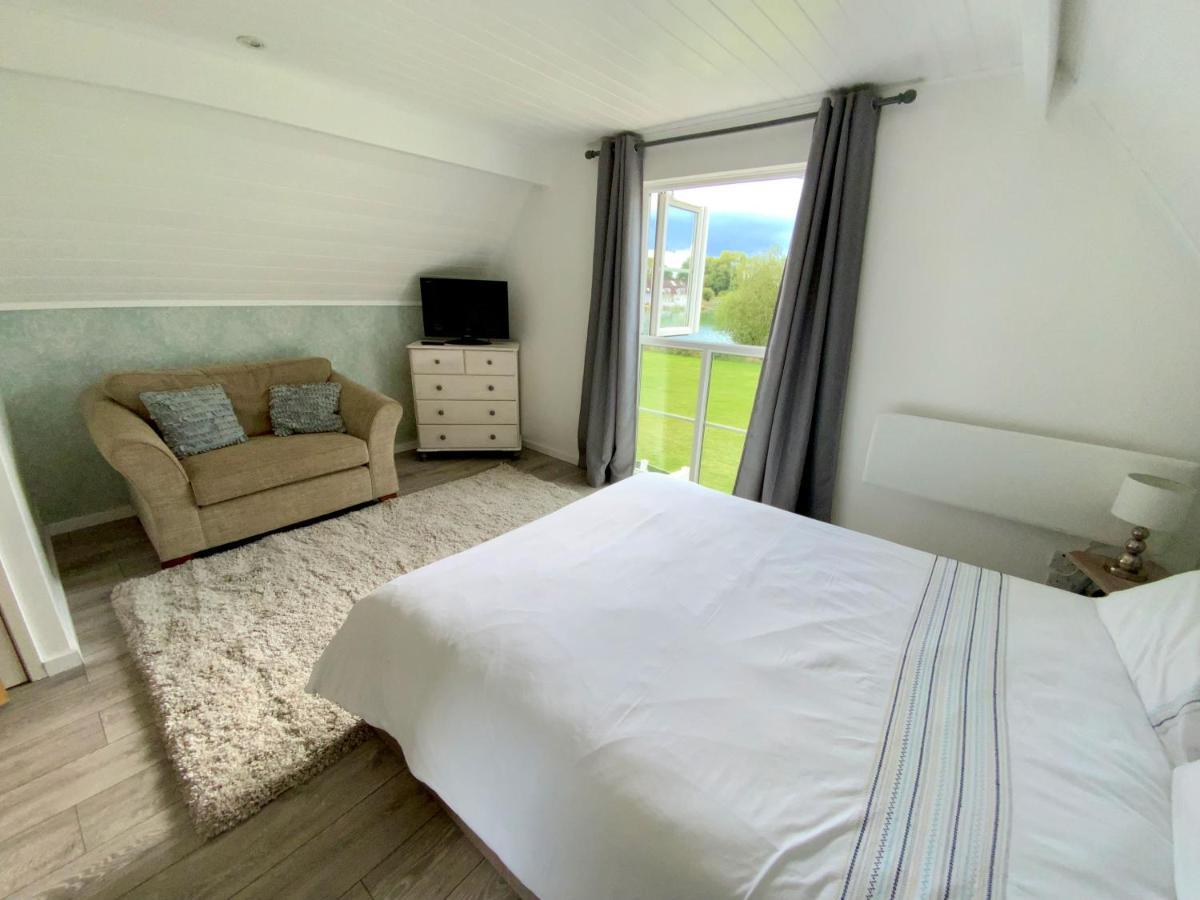 'That One' Our Cotswold Lakeside Lodge Cirencester Zewnętrze zdjęcie