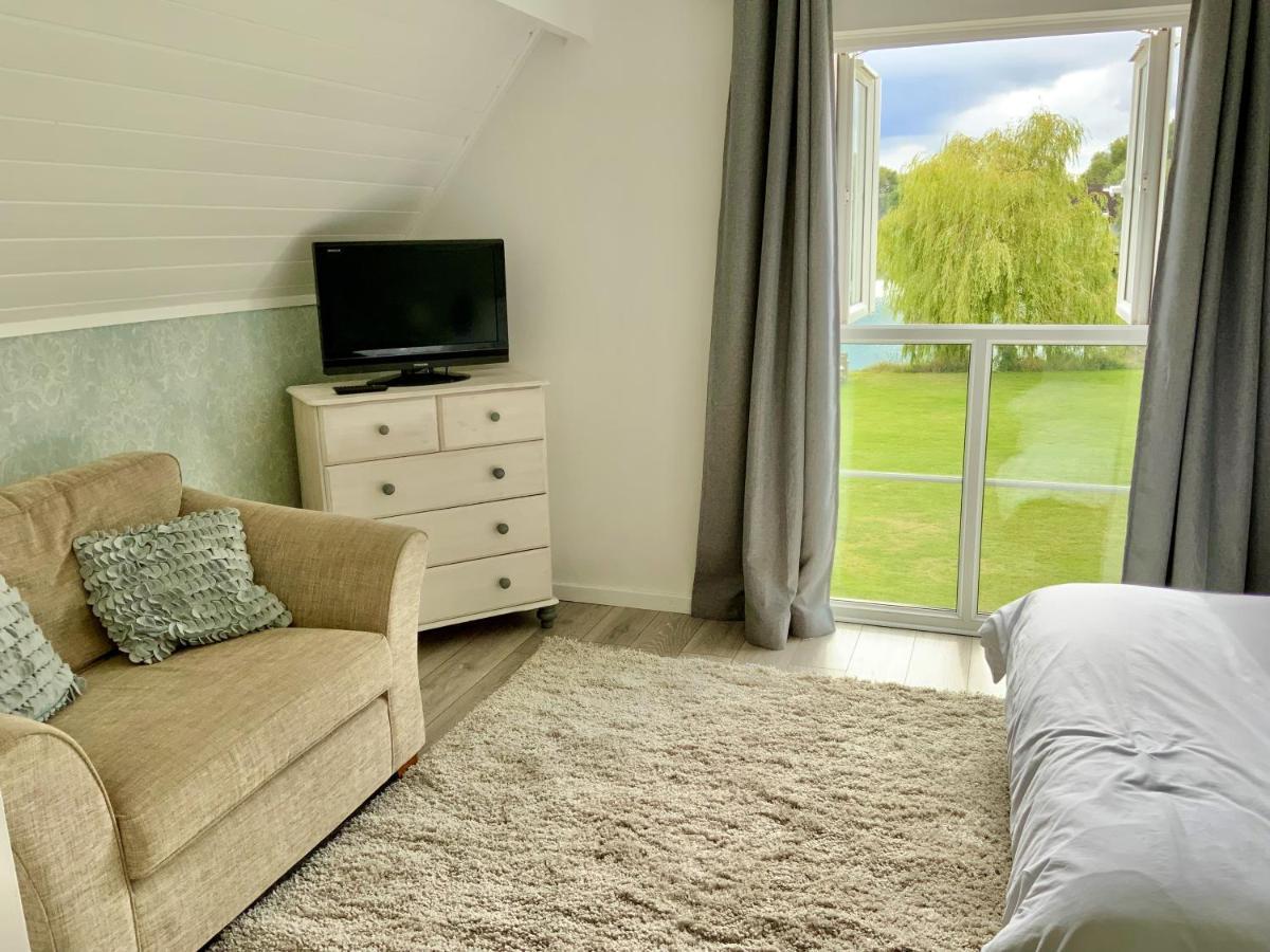 'That One' Our Cotswold Lakeside Lodge Cirencester Zewnętrze zdjęcie