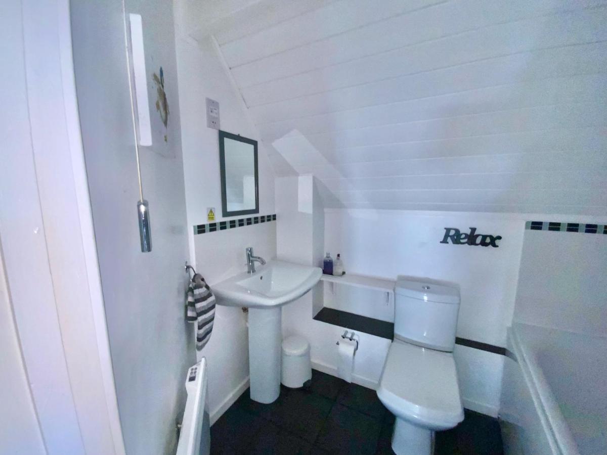 'That One' Our Cotswold Lakeside Lodge Cirencester Zewnętrze zdjęcie