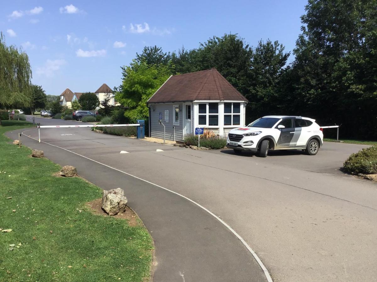 'That One' Our Cotswold Lakeside Lodge Cirencester Zewnętrze zdjęcie