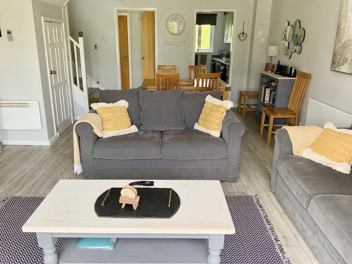'That One' Our Cotswold Lakeside Lodge Cirencester Zewnętrze zdjęcie