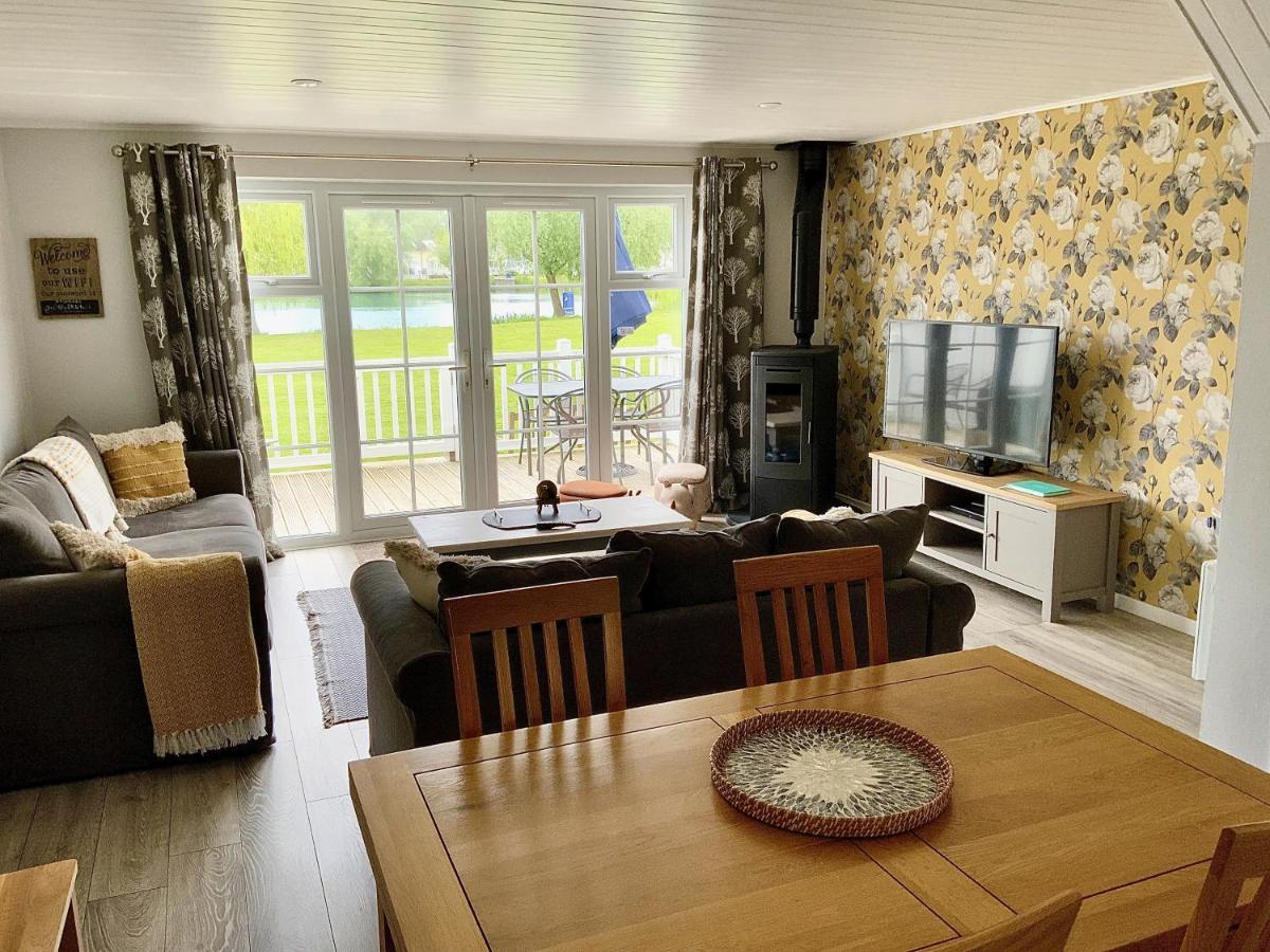 'That One' Our Cotswold Lakeside Lodge Cirencester Zewnętrze zdjęcie